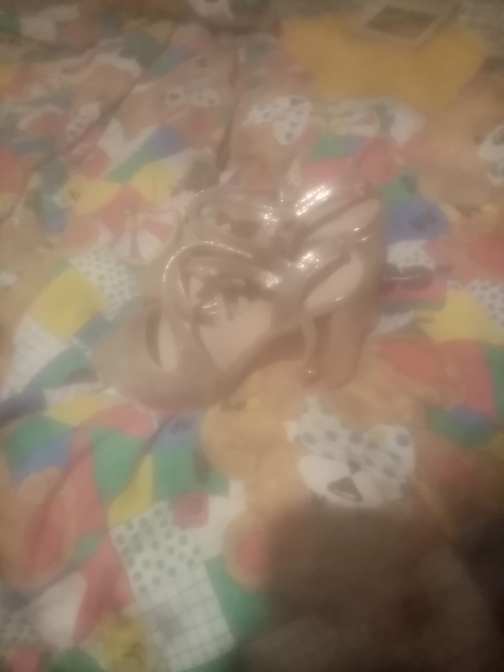 Vând sandale aurii cu toc înalt