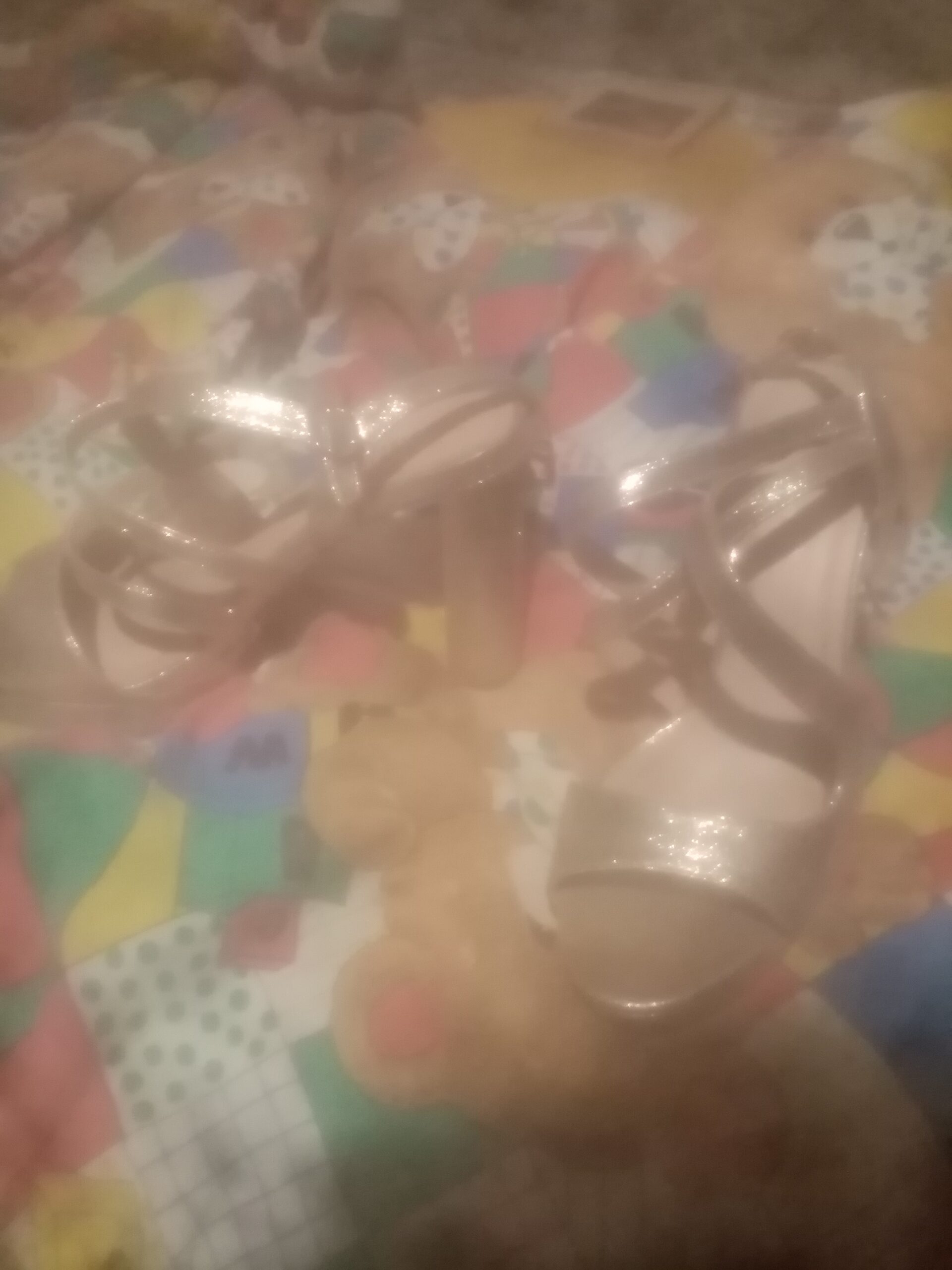 Vând sandale aurii cu toc înalt