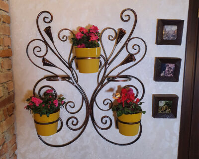 Suport_de_perete_pentru_cinci_ghivece_cu_cale